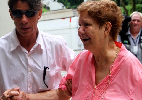  Abalada, mãe de Chorão se despede do filho em velório 